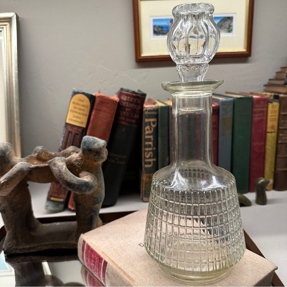 Vtg Vintage MCM molded glass depression glass Decanter and stopper - Picture 2 of 10